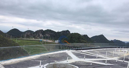 Jendela kolam renang hotel luar ruangan.